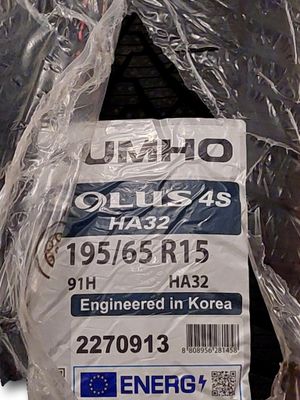 un sac en plastique portant une étiquette, posé par terre