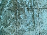 un gros plan sur un lit recouvert d'une couette bleue