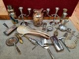 beaucoup d'objets en argent par terre