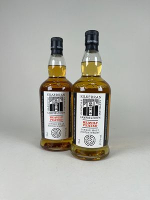 deux bouteilles de whisky posées l'une à côté de l'autre sur une table