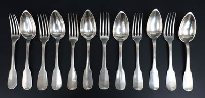 beaucoup de cuillères et de fourchettes en argent sur une table