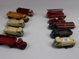 tout un tas de petits camions jouets alignés les uns à côté des autres