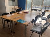 plusieurs chaises disposées autour d'une table dans une pièce