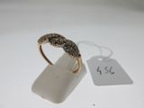 une image représentant une bague en or sertie de diamants noirs sur un fond blanc