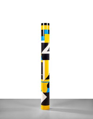 un tube jaune et bleu orné d'un motif noir et blanc