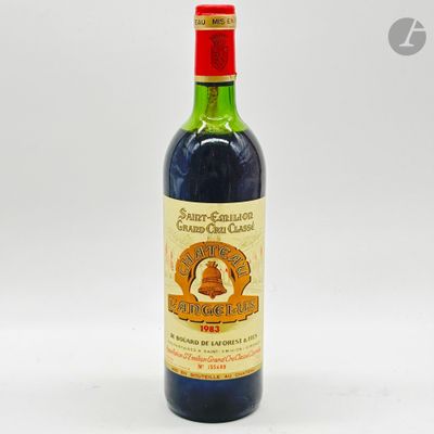 une bouteille de vin posée sur une table