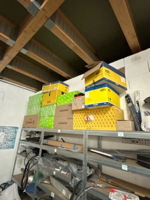 de nombreuses boîtes sur les étagères de la pièce