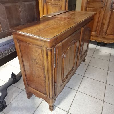 une armoire en bois surmontée d'un miroir