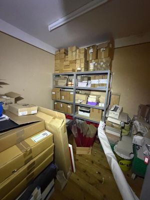 une pièce avec beaucoup de cartons et des cartons sur le sol