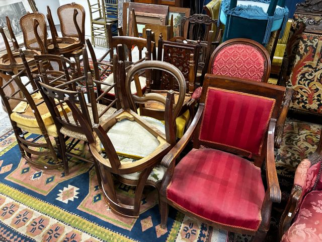 Important lot de chaises dépareillées, fauteuils et chauffeuse. E...