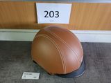 un casque posé par terre à côté d'un panneau