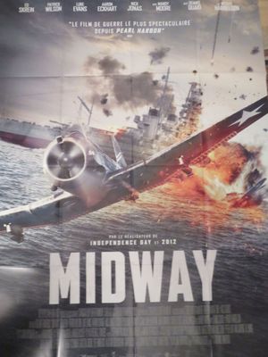 une grande affiche représentant un avion survolant la mer