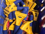 un bac bleu rempli de tuyaux jaunes et bleus