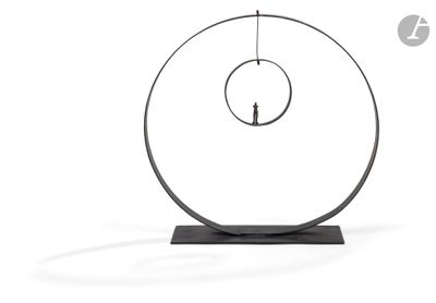 une image représentant une sculpture d'un objet circulaire posé sur un socle