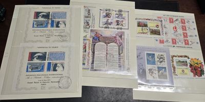 tout un tas de timbres différents, tous rassemblés sur la table