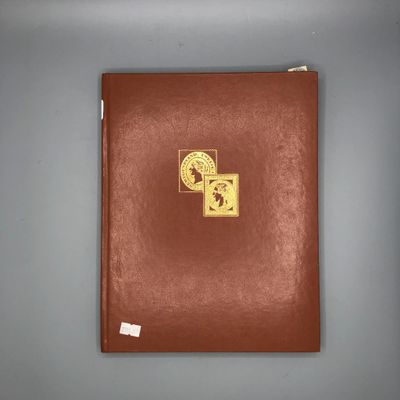 un livre marron sur lequel est collé un autocollant doré