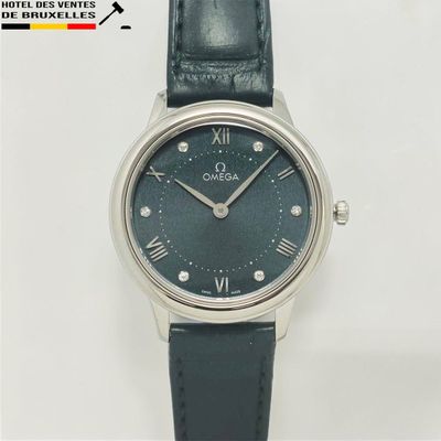une image d'un gros plan d'une montre-bracelet avec des chiffres romains