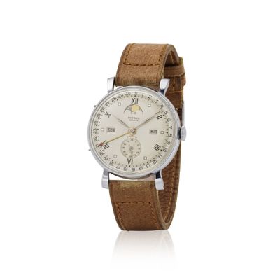 gros plan d'une montre sur fond blanc avec un bracelet marron