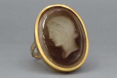 une photo d'une bague sur laquelle figure le profil d'une femme