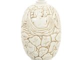 un vase blanc orné d'un motif sur fond blanc