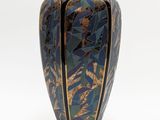 un vase posé sur une surface blanche
