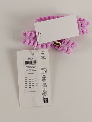 un élastique à cheveux rose auquel est attachée une étiquette
