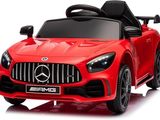 un gros plan d'une Mercedes de sport rouge sur fond blanc