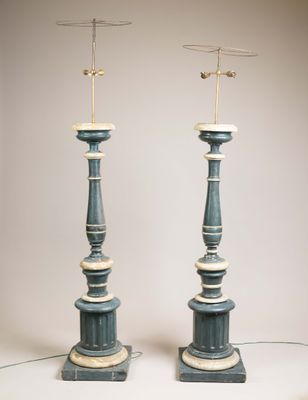 une paire de lampes bleues et blanches posées sur une table, sur fond blanc