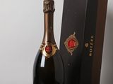 la bouteille de champagne est à côté de la boîte sur la table