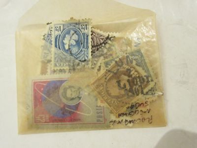 un sachet de timbres posé sur une table à côté d'une feuille de papier