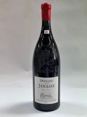 la bouteille de vin rouge est posée sur une surface blanche