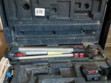 une boîte à outils avec des outils posés sur une table