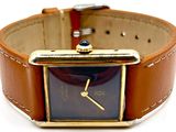 une montre posée sur un bracelet marron