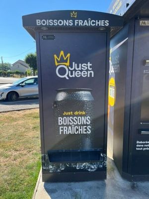deux distributeurs automatiques situés au bord de la rue