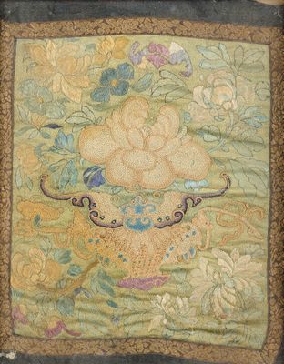 une image montrant un gros plan d'un morceau de tissu orné de fleurs