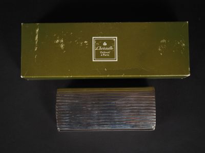 une image représentant un paquet de cigarettes vert sur fond noir