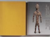 deux livres posés l'un à côté de l'autre sur une table