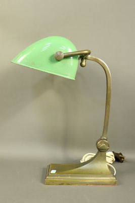 une photo d'une lampe de bureau surmontée d'un abat-jour vert