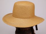 un gros plan d'un chapeau de paille sur une tête de mannequin