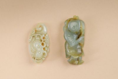 deux figurines en jade représentant un garçon et une fille