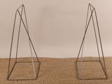 paire de serre-livres triangulaires en métal posés sur du tissu burlock
