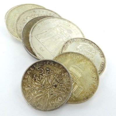 plusieurs pièces empilées les unes sur les autres sur une surface blanche