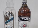 deux bouteilles d'alcool posées l'une à côté de l'autre sur une table