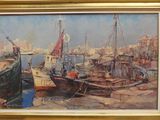 une peinture représentant une scène portuaire avec des bateaux dans l'eau