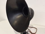 une lampe noire posée sur une table blanche