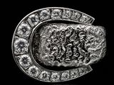un gros plan d'une bague en argent sertie de diamants sur fond noir