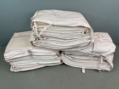 une pile de serviettes pliées posée sur une table