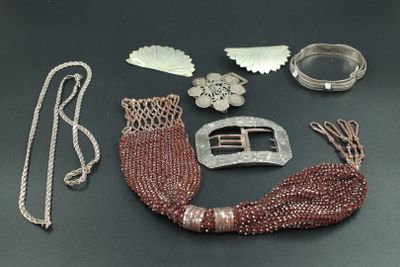 beaucoup de bijoux éparpillés sur une table