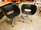 deux chaises placées au milieu d'une pièce