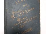 un vieux livre posé sur une table blanche